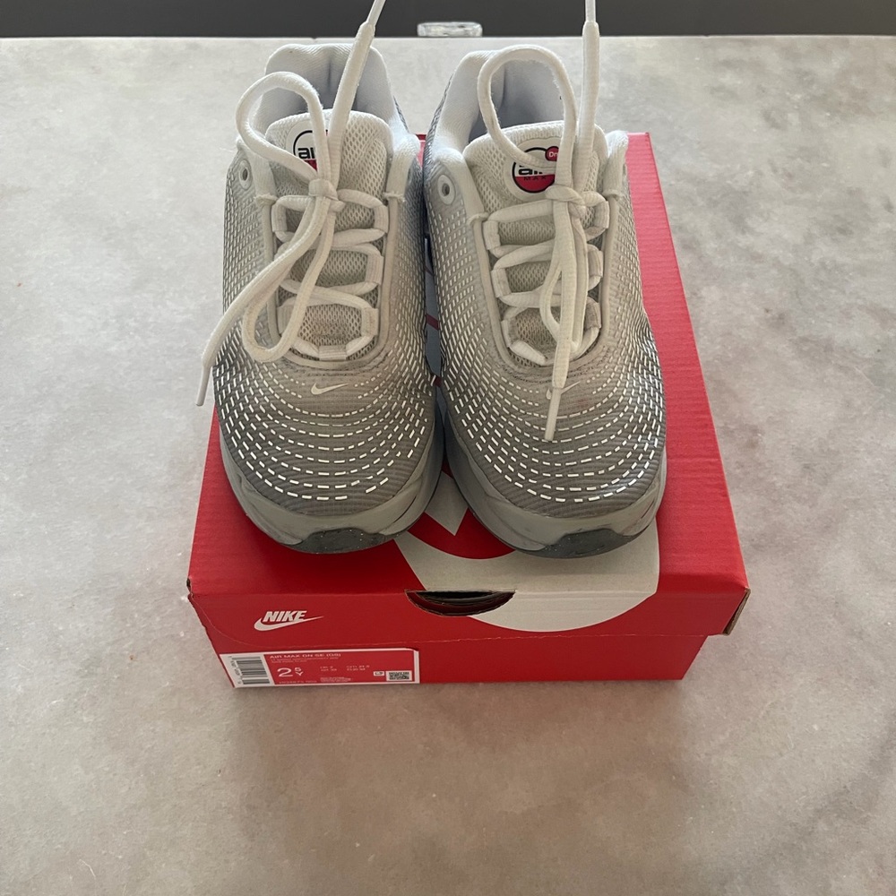 2,5 Big Kid's Nike Air Max DN Shoes Size / Smoke Grey/University Red HQ4873-002 - Picture 1 of 7